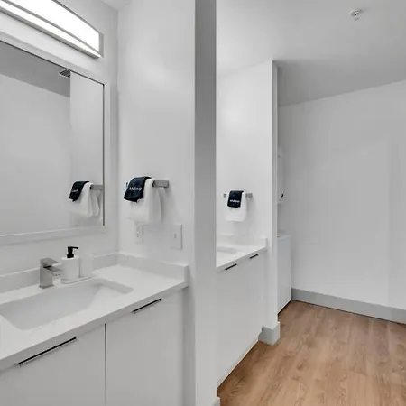 Luxury 2br Apt In Uptown - Walk Everywhere! Apartment