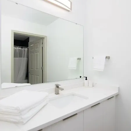 Apartment Luxury 4br Apt In Uptown - Walk Everywhere! *