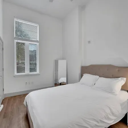 Luxury 2br Apt In Uptown - Walk Everywhere! Apartment *