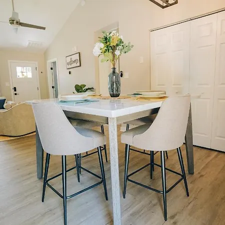 Holiday home Retreat - 4 Bedroom Oasis With King & Private Yard Near Downtown