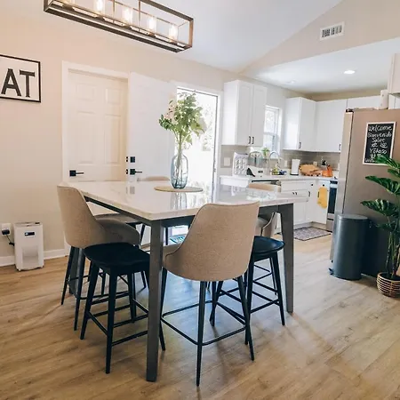 Retreat - 4 Bedroom Oasis With King & Private Yard Near Downtown Holiday home
