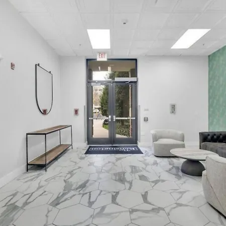 The Tar Heel - Stylish 4br With City Views - Free Parking - Gym - Pet-friendly * Charlotte