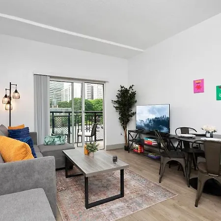 Spacious 4 Bed - 2 Mins To Stadium - Free Parking - Gym - Views *