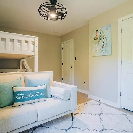 Holiday home Retreat - 4 Bedroom Oasis With King & Private Yard Near Downtown *