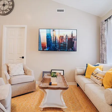 Retreat - 4 Bedroom Oasis With King & Private Yard Near Downtown Charlotte