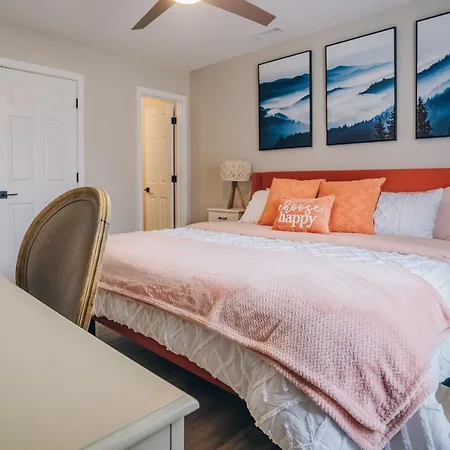 Holiday home Retreat - 4 Bedroom Oasis With King & Private Yard Near Downtown *