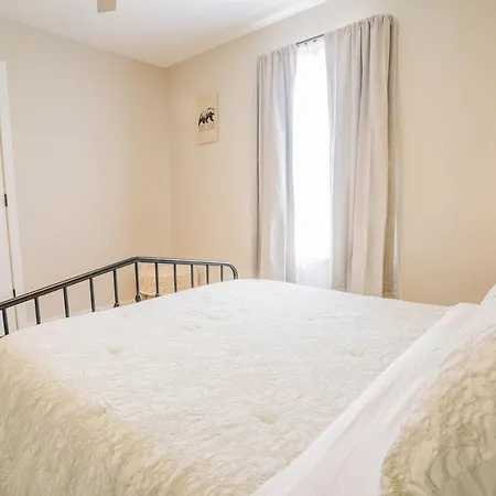 Holiday home Retreat - 4 Bedroom Oasis With King & Private Yard Near Downtown *