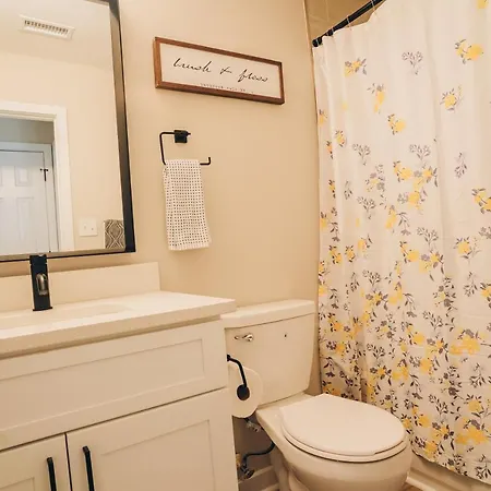 Holiday home Retreat - 4 Bedroom Oasis With King & Private Yard Near Downtown