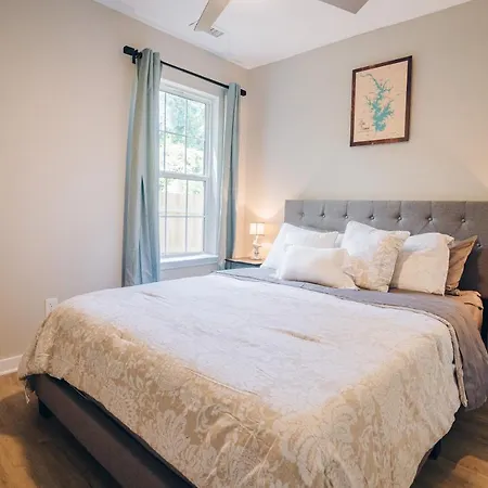 Holiday home Retreat - 4 Bedroom Oasis With King & Private Yard Near Downtown