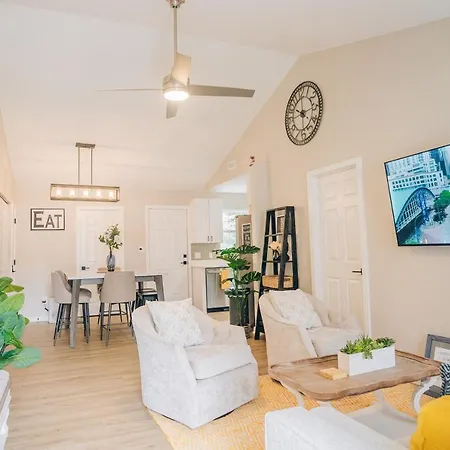Holiday home Retreat - 4 Bedroom Oasis With King & Private Yard Near Downtown