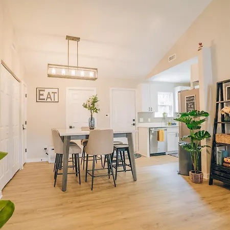 Holiday home Retreat - 4 Bedroom Oasis With King & Private Yard Near Downtown