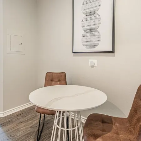 Modern In Prime Location Id9435 Apartment