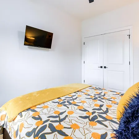Getaway With Yard - 3 Mi To Uptown! Holiday home