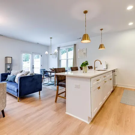 Getaway With Yard - 3 Mi To Uptown! Holiday home