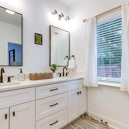Getaway With Yard - 3 Mi To Uptown!