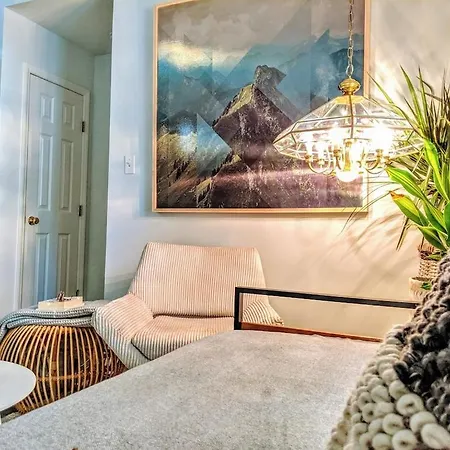 Rare Downtown Matthews Walk 2 Shops Restauraunts Hike Clt 2 Bedroom Not 3br Holiday home Charlotte