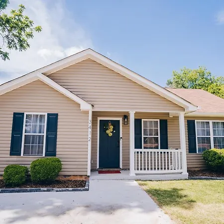 Retreat - 4 Bedroom Oasis With King & Private Yard Near Downtown Charlotte
