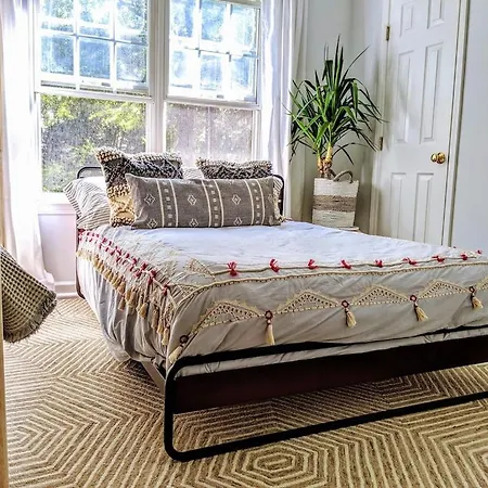 Rare Downtown Matthews Walk 2 Shops Restauraunts Hike Clt 2 Bedroom Not 3br * Charlotte