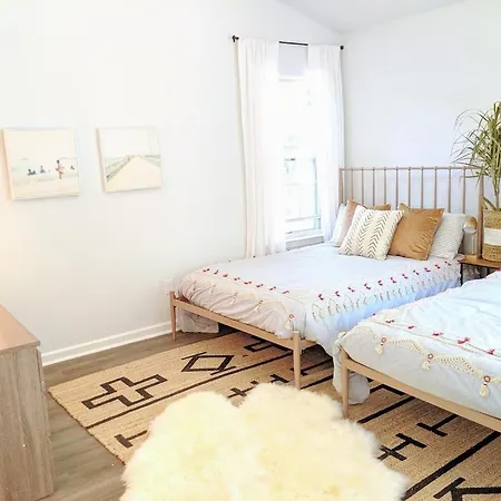 Rare Downtown Matthews Walk 2 Shops Restauraunts Hike Clt 2 Bedroom Not 3br *