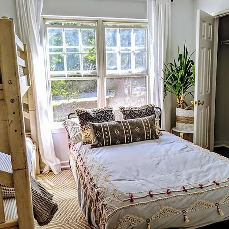 Holiday home Rare Downtown Matthews Walk 2 Shops Restauraunts Hike Clt 2 Bedroom Not 3br