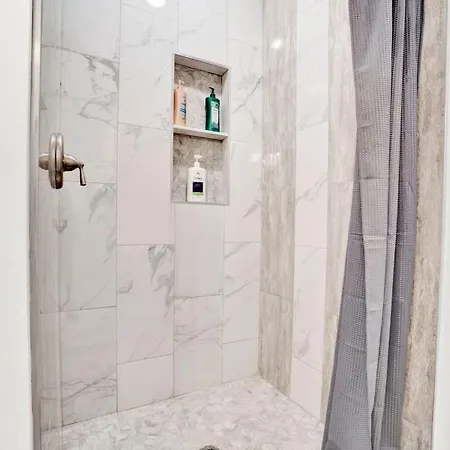 Charming 3 Bdrm In - 1 Mile To Uptown Holiday home