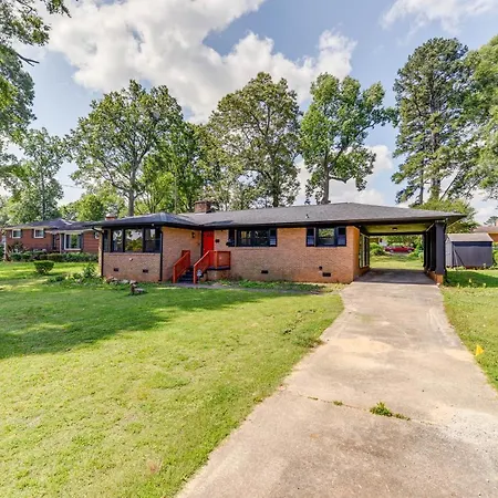 Charming Home: 2 Mi To Downtown! Holiday home *