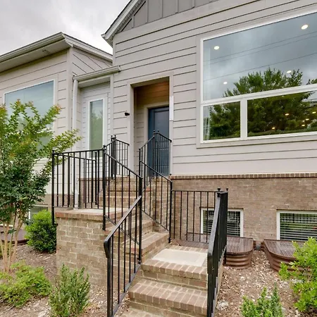 Spacious Vacation Near Uptown! Holiday home