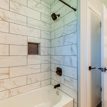 Charming Home: 2 Mi To Downtown! Charlotte