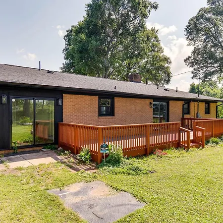 Charming Home: 2 Mi To Downtown! Holiday home *