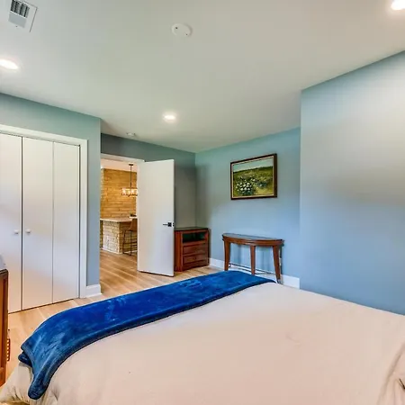 Charming Home: 2 Mi To Downtown!