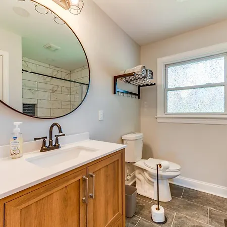 Charming Home: 2 Mi To Downtown! Holiday home Charlotte