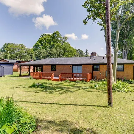 Charming Home: 2 Mi To Downtown! Holiday home
