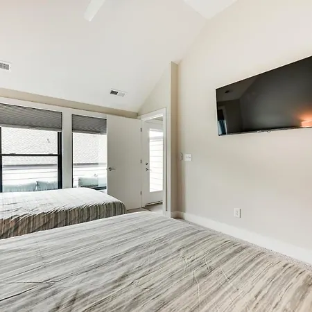 Modern + Stylish Condo: 5 Mi To Downtown * Charlotte