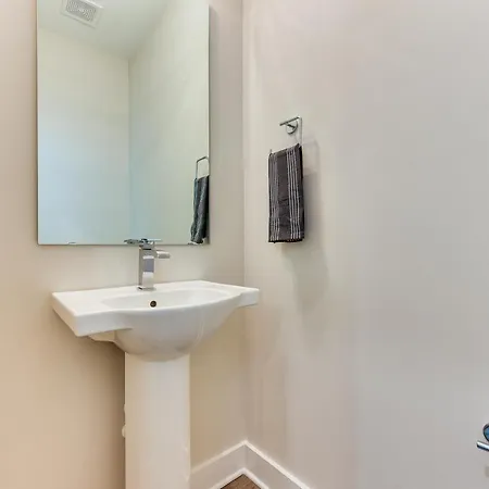 Modern + Stylish Condo: 5 Mi To Downtown Holiday home Charlotte