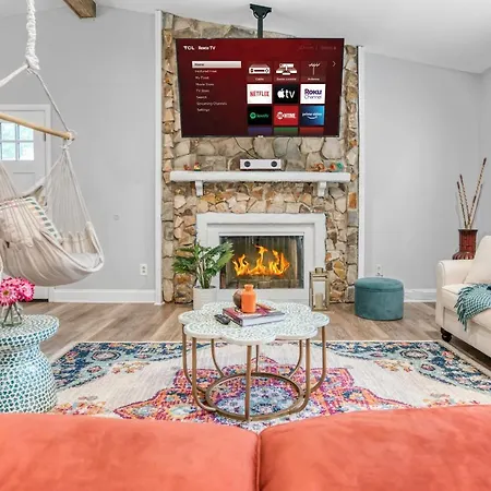 Vibrant South Clt Oasis, 3brs, Patio, Fire Pit * Charlotte