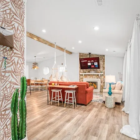 Vibrant South Clt Oasis, 3brs, Patio, Fire Pit Holiday home *