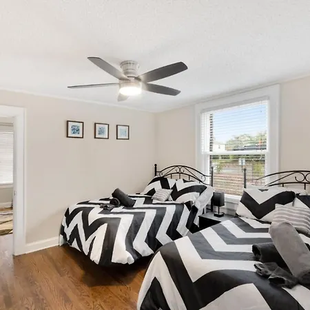 Adorable 3 Bedroom - Minutes To Uptown Holiday home *