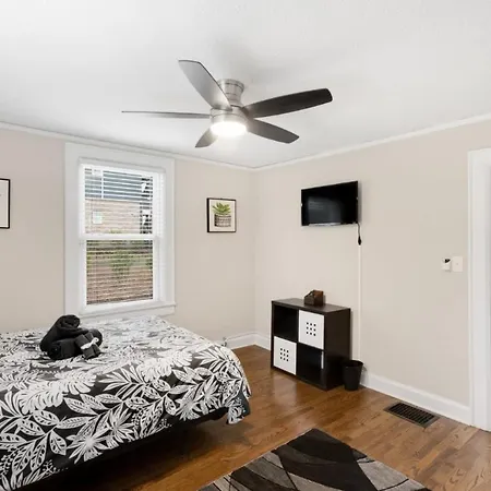 Holiday home Adorable 3 Bedroom - Minutes To Uptown