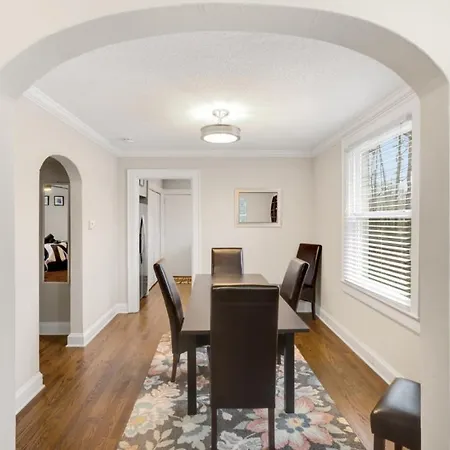 Adorable 3 Bedroom - Minutes To Uptown Holiday home Charlotte