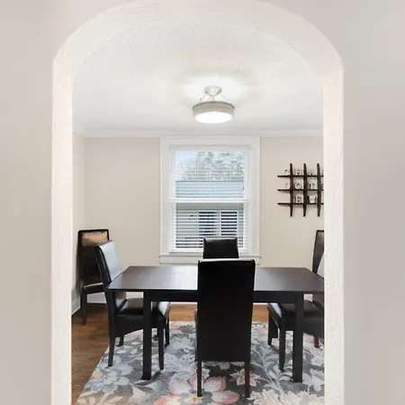 Adorable 3 Bedroom - Minutes To Uptown Holiday home *