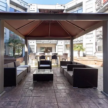 Luxury Wifi, Gym, Pool, Shops & Food! Unit 329 Charlotte