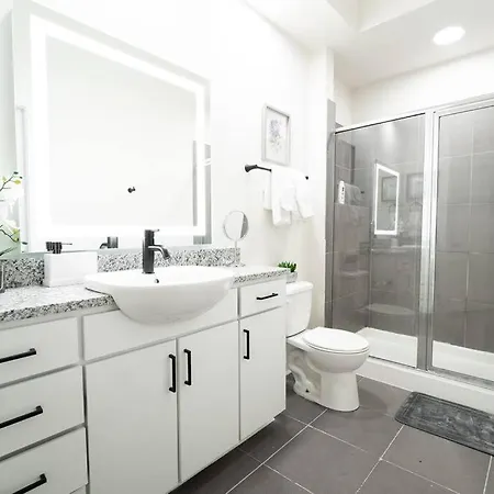 Luxury Wifi, Gym, Pool, Shops & Food! Unit 329 * Charlotte