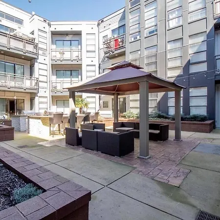 Luxury Wifi, Gym, Pool, Shops & Food! Unit 329 Apartment