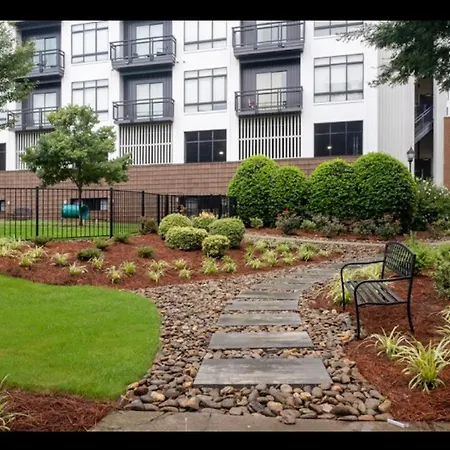 Luxury Wifi, Gym, Pool, Shops & Food! Unit 329 *