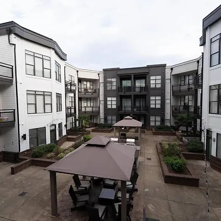 Luxury Wifi, Gym, Pool, Shops & Food! Unit 329 Apartment