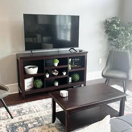 In Plaza Midwood- Fast Wifi-king Bed Apartment *