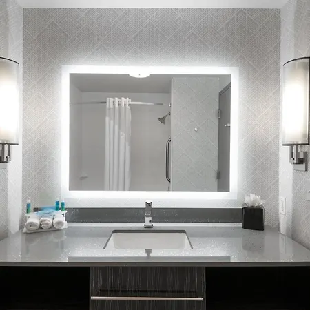 Hotel Express & - Airport By Ihg 3*