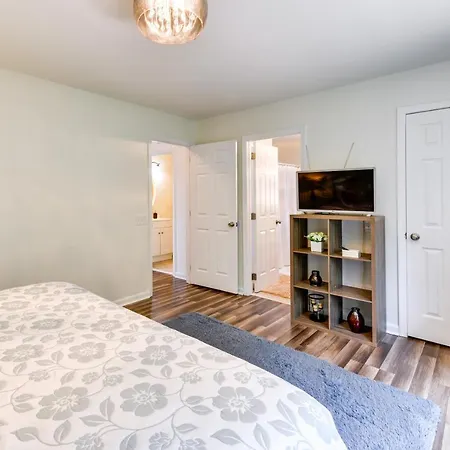 Holiday home Quiet With Backyard And Grill! Charlotte