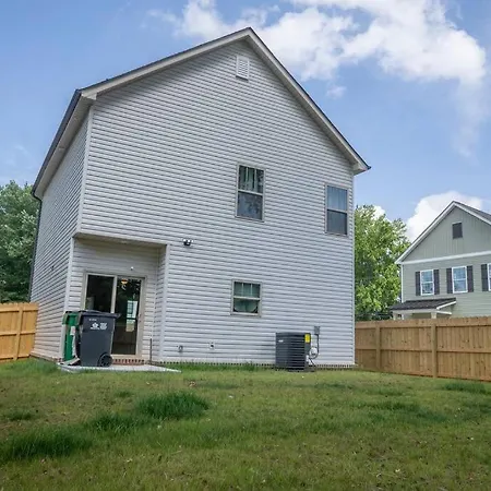 Fenced Yard * Charlotte