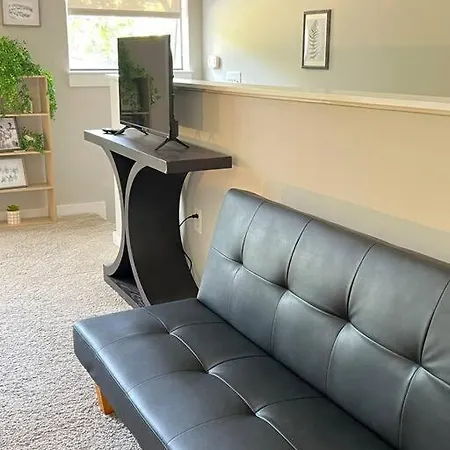 Townhouse In Uptown King Bed-wi-fi-full Kitchen- Washer & Dryer *